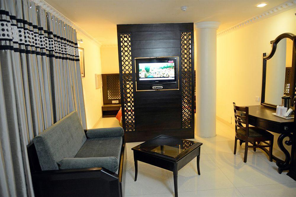 Hotel City Heart Premium Chandigarh Bagian luar foto